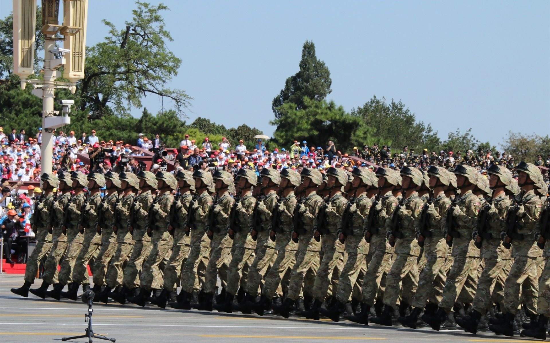 东方巨龙对决迈阿密烈焰,武切维奇神兵天降,深圳男篮跨界巅峰战险胜热火